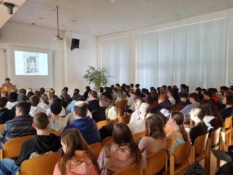 90 SchülerInnen hörten die spannende Geschichte von Ernst Reiter (Foto Franz Michael Zagler)