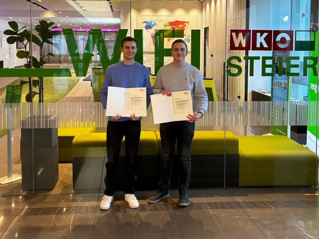 Nico Mitterbauer und Thomas Lindner in der WKO Steiermark nach erfolgreich absolvierter LAP in Applikationsentwicklung-Coding