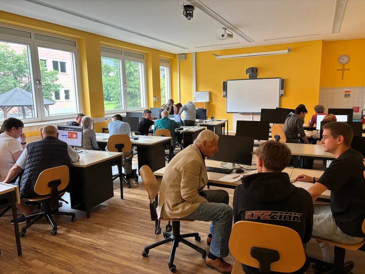 Generationenprojekt: Schüler coachen Senioren für die digitale Zukunft